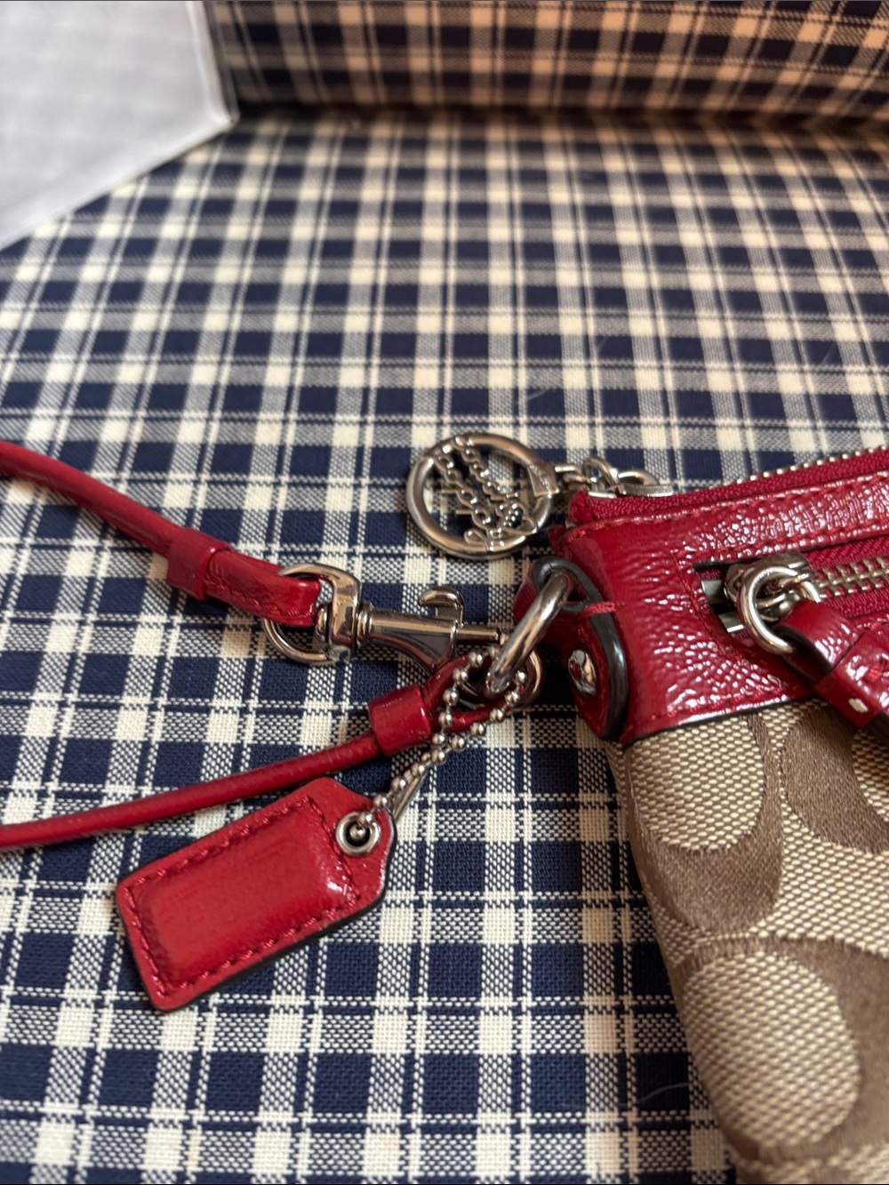 Coach, secret admirer Signature Canvas large Wristlet in Red, limited edition - Picture 3 of 10
